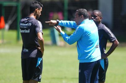 RS - FUTEBOL/JOGO-TREINO LA EQUIDAD X GREMIO  - ESPORTES - Jogadores do Grêmio realizam jogo-treino contra a equipe do La Equidad, em Bogota, na preparacao para a partida contra o Santa Fe, valida pela Taca Libertadores da America 2013. No lance, o técnico Vanderlei Luxemburgo orienta Souza e Fernando. FOTO: LUCAS UEBEL/GREMIO FBPA