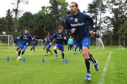 RS - FUTEBOL/TREINO GREMIO  - ESPORTES - Jogadores do Grêmio realizam treino durante a tarde desta segunda-feira, no gramado do Club de Los Lagartos, na preparacao para a partida contra o Santa Fe, valida pela Taca Libertadores da America 2013. No lance, o atacante Barcos. FOTO: LUCAS UEBEL/GREMIO FBPA