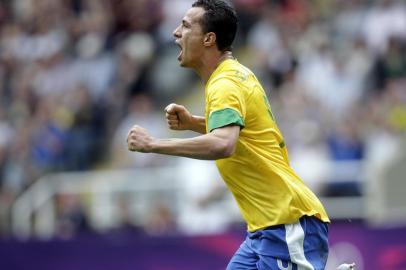 148970107Leandro Damião, do Brasil, comemora após marcar gol sobre Honduras em partida do futebol masculino realizada em Newcastle, na Inglaterra, durante os Jogos Olímpicos, neste sábado. O Brasil venceu por 3 a 2 e se classificou às semifinais. Brazils Leandro Damiao celebrates scoring their first goal against Honduras with Rafael (R) during a London 2012 Olympic Games mens football match at St James Park, Newcastle upon Tyne, England, on August 4, 2012.  AFP PHOTO/GRAHAM STUARTEditoria: SPOLocal: Newcastle upon TyneIndexador: GRAHAM STUARTSecao: SoccerFonte: AFPFotógrafo: STF