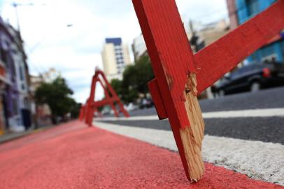  

Obras da ciclovia da rua José do Patrocínio, onde, em fevereiro de 2011, o servidor público Ricardo Neis atropelou 17 ciclistas do movimento Massa Crítica.
Indexador: Diego Vara