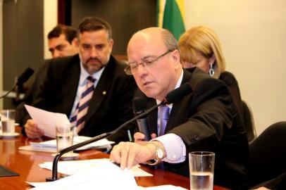 O prefeito Cezar Schirmer (à direita na foto) fala durante audiência da Câmara dos Deputados que trata da legislação para prevenção de incêndio. Ao seu lado, o deputado federal Paulo Pimenta (PT)