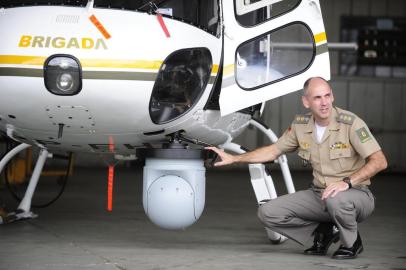  

Porto Aelgre,RS,Brasil. Sistema Imageadores Aerotransportados esta sendo instalados no helicóptero Esquilo, que será utilizado nas confederações e na Copa do Mundo de 2014,o sistema imageadores aerotrasnportadso comprendem um conjunto de equipamentos de alta resoluçõa de alta tecnologia, integrados entre si, que compõem um moderno e sofisticado sistema de imageamento aéreo com capacidade de  operação diurna e noturna, sistemas de mapas digitais integrados, juntamento com sistema de gravação e transmissão de video em tempo real.Na foto-Coronel Selistre comandante do Gupamento Aéreo da Brigada Militar.