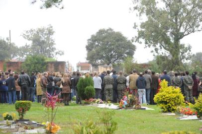 Mariane foi sepultada por volta das 9h15min sob aplausos de familiares e amigos. Ela é a 242ª vítima da tragédia.

A jovem morreu após 112 dias de internação no Hospital de Clínicas, em Porto Alegre, por volta das 5h15min deste domingo, de falência de múltiplos órgãos. 

Natural de Santiago, na Região Central do Estado, Mariane era estudante de Sistemas de Informação no Centro Universitário Franciscano (Unifra), em Santa Maria.

