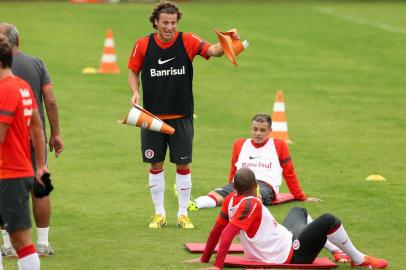  

PORTO ALEGRE, RS, BRASIL, 20-05-2013 : Treino do Internacional, no Centro de Treinamento, ao lado do estádio Beira-Rio. No sábado, a equipe enfrenta o Vitória, na estreia pelo Brasileirão. Na foto: coletiva com o jogador Willians (Foto: BRUNO ALENCASTRO/Agência RBS, Editoria 

Esportes)