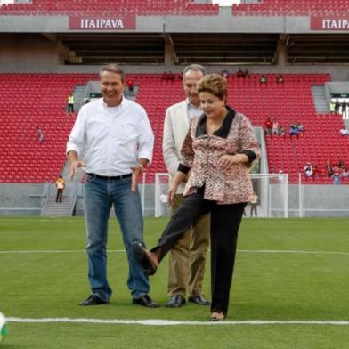 Recife - A presidenta Dilma Rousseff participa em Pernambuco da cerimônia de inauguração da Arena Pernambuco, que vai sediar jogos da Copa das Confederações e do Mundial de 2014