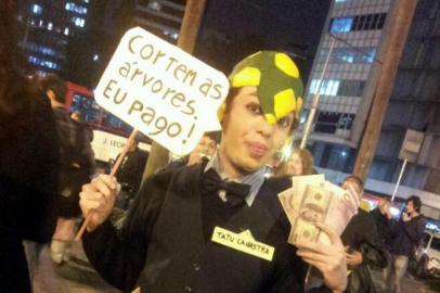  

PORTO ALEGRE, RS, BRASIL, 23-05-2013: Manifestação, em frente à Prefeitura de Porto Alegre, contra o corte de árvores para dar possibilidade às Obras da Copa da avenida Beira-Rio. (Foto: Lauro Alves/Agência RBS, GERAL)