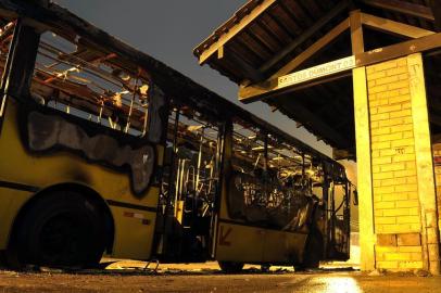  

JOINVILLE, SC, BRASIL, 23/05/2013:  Atentado no ônibus na avenida Santos Dumont, próximo ao shopping.. (Foto: Diorgenes Pandini/Agência RBS, GERAL)
Indexador: Diorgenes Pandini