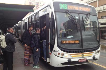  

ônibus da carris voltaram a rodar e paradas deixam de estar lotadas, 24052013