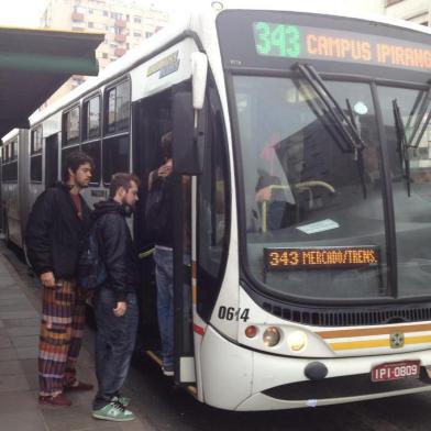  

ônibus da carris voltaram a rodar e paradas deixam de estar lotadas, 24052013