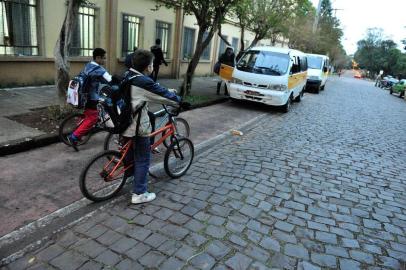 Vereador sugere usar ciclovias como estacionamento em Lajeado
FOTO: Alunos do colégio Castelo Branco utilizam ciclovia para ir à escola todos dias e têm que desviar de carros e vans estacionadas sobre ciclovia (sequência de fotos)