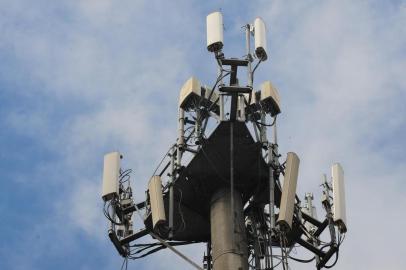  

PORTO ALGRE,  RS-, BRASIL, 17/07/2012, 12:00HS -  Antena de telefonia móvel da Vivo, localizada na rua Beck esquina com a Getúlio Vargas . (FOTO: FERNANDO GOMES / ZERO HORA)