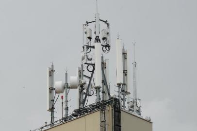  

PORTO ALGRE,  RS-, BRASIL, 17/07/2012, 12:00HS -  Antena de telefonia móvel, localizada na rua Barão do Triunfo. (FOTO: FERNANDO GOMES / ZERO HORA)