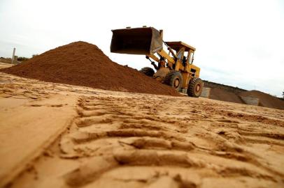  

PORTO ALEGRE, RS, BRASIL, 28-05-2013 : Problemas na extração e distribuição de areia para a construção civil. (Foto: BRUNO ALENCASTRO/Agência RBS, Editoria Economia)