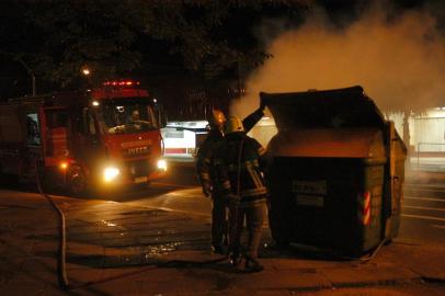  

Fogo em contêineres de lixo em Santa Maria, até as 3h30min dessa madrugada os bombeiros já haviam atendido pelo menos cinco ocorrências de fogo em containers em vários pontos da cidade. Na foto, contêiner na Av. Dores.