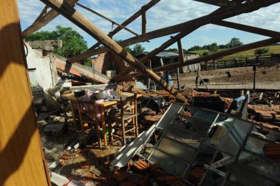  

Temporal causou estragos nas cidades da região central do Estado; Fomos verificar estragos em São Vicente do Sul e Dilermando de Aguiar; Em São Vicente do Sul teve ruas bloqueadas, postes de energia caídos, fios soltos, árvores arrancadas pela raiz e prédios destelhados. Um homem morreu de ataque cardíaco depois de ver a casa dele dasabar parcialmente; Em Dilermando, dois homens se feriram com queda de um galpão.