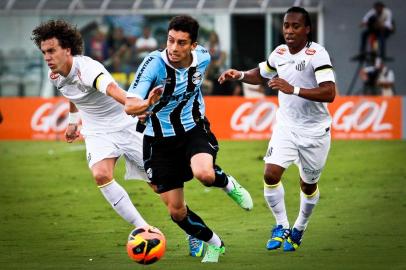 SP - BRASILEIRÃO/SANTOS x GRÊMIO - ESPORTES - Alex Telles (c), do Grêmio, durante a partida contra o Santos, válida pela 3ª rodada do Campeonato   Brasileiro disputada na Vila Belmiro, neste sábado.   01/06/2013 - Foto: ALE VIANNA/BRAZIL PHOTO PRESS/ESTADÃO CONTEÚDO