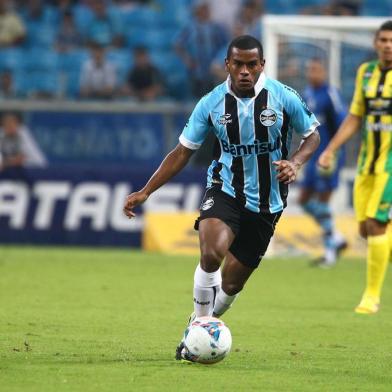 RS - FUTEBOL/CAMPEONATO GAUCHO 2013/ GREMIO x CERAMICA - ESPORTES - Fernando, jogador do Grêmio, disputa lance com jogador do Ceramica durante partida valida pela Taca Farroupilha, segundo turno do Campeonato Gaucho 2013, disputada na noite deste sabado na Arena do Gremio. FOTO: LUCAS UEBEL/GREMIO FBPA