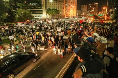 Manifestantes organizam protesto contra aumento de tarifa em SP

SP - PROTESTO/AUMENTO/TARIFA - GERAL - Manifestantes contra o aumento das   tarifas dos ônibus municipais de São   Paulo, do Metrô e dos trens da CPTM   (Companhia Paulista de Trens   Metropolitanos) protestam e interrompem   o trânsito na bifurcação entre as   avenidas 23 de Maio e 9 de Julho, na   região do Terminal Bandeira, no centro   da capital paulista, no início da noite   desta quinta-feira (6). O evento é   organizado pelo Movimento Passe Livre   de São Paulo, que pretende reduzir o   preço das passagens e, ao longo prazo,   implantar a tarifa zero.   06/06/2013 - Foto: DANIEL TEIXEIRA/ESTADÃO CONTEÚDO

Editoria: GERAL
Local: SÃO PAULO
Indexador: DANIEL TEIXEIRA
Fotógrafo: ESTADÃO CONTEÚDO