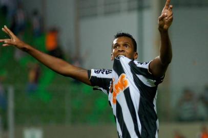 MG - LIBERTADORES/ATLÉTICO-MG X SÃO PAULO  - ESPORTES - Jô, do Atlético-MG, comemora seu gol em partida contra o São Paulo, válida pelas oitavas de final da Copa Libertadores, realizada no Estádio   Independência, em Belo Horizonte, nesta quarta-feira.    09/05/2013 - Foto: YURI EDMUNDO/ELEVEN/ESTADÃO CONTEÚDO