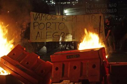 Protesto contra aumento passagem ônibus, trens e metrô em São Paulo.Protesto Se a tarifa aumentar São Paulo vai parar contra o aumento das passagens de ônibus, trens e metrô, em frente ao Teatro Municipal de São Paulo, no centro de São Paulo (SP), na tarde desta quinta-feira (6). A manifestação é organizada pelo Movimento Passe Livre.Editoria: GERLocal: SÃO PAULOIndexador: GABRIELA BILÓ/FUTURA PRESS