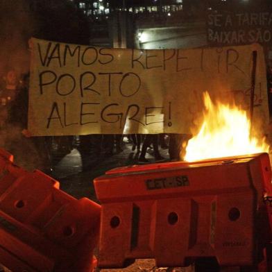 Protesto contra aumento passagem ônibus, trens e metrô em São Paulo.Protesto Se a tarifa aumentar São Paulo vai parar contra o aumento das passagens de ônibus, trens e metrô, em frente ao Teatro Municipal de São Paulo, no centro de São Paulo (SP), na tarde desta quinta-feira (6). A manifestação é organizada pelo Movimento Passe Livre.Editoria: GERLocal: SÃO PAULOIndexador: GABRIELA BILÓ/FUTURA PRESS