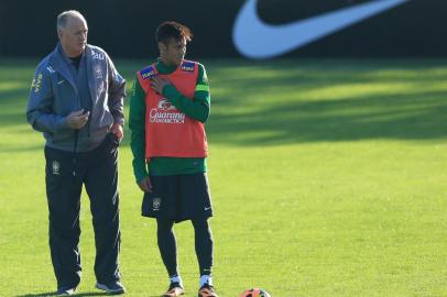  

PORTO ALEGRE, RS, BRASIL, 07-06-2013: Treino da Seleção brasileira de futebol - Ct Pq Gigante. (Foto: Diego Vara/Agência RBS, ESPORTE) - Felipão, técnico da Seleção passa informações ao jogador Neymar.
Indexador: Diego Vara