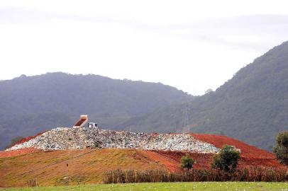 Vereadores da Comissão de Saúde e Meio Ambiente, representantes da Fundação Estadual de Proteção Ambiental (Fepam), Conselho Municipal de Defesa do Meio Ambiente (Condema), Conselho Municipal de Saúde de Santa Maria e Fundação MO'Ã foram até a Central de Tratamento de Resíduos da Caturrita para vistoriar o trabalho desenvolvido pela Companhia Riograndense de Valorização de Resíduos (CRVR). Segundo moradores de Santo Antão, a reciclagem não estaria sendo feita de forma adequada.