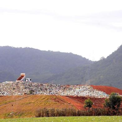 Vereadores da Comissão de Saúde e Meio Ambiente, representantes da Fundação Estadual de Proteção Ambiental (Fepam), Conselho Municipal de Defesa do Meio Ambiente (Condema), Conselho Municipal de Saúde de Santa Maria e Fundação MO'Ã foram até a Central de Tratamento de Resíduos da Caturrita para vistoriar o trabalho desenvolvido pela Companhia Riograndense de Valorização de Resíduos (CRVR). Segundo moradores de Santo Antão, a reciclagem não estaria sendo feita de forma adequada.