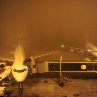  

Manhã de neblina na Capital fecha o Salgado Filho.