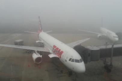 Neblina fecha aeroporto Salgado Filho, em Porto Alegre