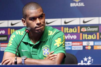 Fernando, volante da Seleção Brasileira de Futebol, concede entrevista coletiva antes da partida entre Brasil e Inglaterra, no Maracanã.