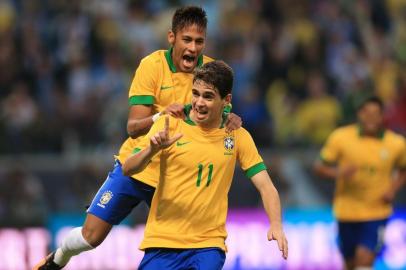  

PORTO ALEGRE, RS, BRASIL, 09-06-2013: Jogo entre as Seleções de Futebol do Brasil e da França, realizada na Arena do Grêmio. (Foto: Diego Vara/Agência RBS, ESPORTE) - Oscar comemoração do gol. Neymar