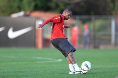  

Ygor, volante do Internacional, durante treino no CT do Parque Gigante.