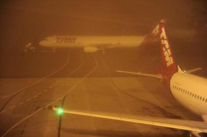  

PORTO ALEGRE, RS, BRASIL - 11-06-2013 - Aeroporto Salgado Filho fecha por causa da neblina em Porto Alegre (FOTO: TADEU VILANI/AGÊNCIA RBS, GERAL)