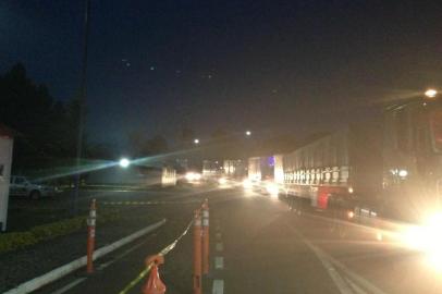 Caminhoneiros fazem fila no pedágio de Boa Vista do Sul