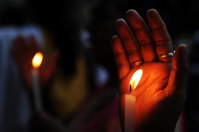 galeria -  Supporters of Hindu yoga guru Baba Ramdev participate in a candle light rally following the recent gangrape and murder of a 20-year-old college student in Barasat, in Kolkata on June 12, 2013. Activists and social groups in various parts of the state have held rallies and protests following the incident. Indian lawmakers in March increased punishments for sex offenders to include the death penalty if a victim dies and a minimum 20-year prison sentence for gang-rape, but the new laws did not go far enough to tackle gender inequality or protect women, a UN special envoy said in May. Os defensores da ioga hindu guru Baba Ramdev participar de um comício à luz de velas após o gangrape recente e assassinato de uma estudante universitária de 20 anos de idade, em Barasat, em Calcutá