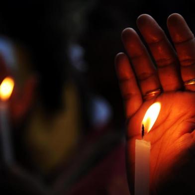 galeria -  Supporters of Hindu yoga guru Baba Ramdev participate in a candle light rally following the recent gangrape and murder of a 20-year-old college student in Barasat, in Kolkata on June 12, 2013. Activists and social groups in various parts of the state have held rallies and protests following the incident. Indian lawmakers in March increased punishments for sex offenders to include the death penalty if a victim dies and a minimum 20-year prison sentence for gang-rape, but the new laws did not go far enough to tackle gender inequality or protect women, a UN special envoy said in May. Os defensores da ioga hindu guru Baba Ramdev participar de um comício à luz de velas após o gangrape recente e assassinato de uma estudante universitária de 20 anos de idade, em Barasat, em Calcutá