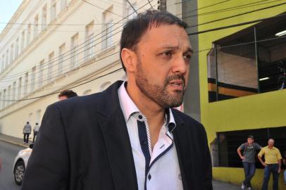  Delegados Marcelo Arigony e Sandro Meinerz, acompanhados de outros policiais e um auditor da Receita Federal entraram na boate Kiss na tarde desta segunda-feira, em Santa Maria.A casa noturna foi reaberta pelos delegados que comandaram a investigação do incêndio que matou 241 pessoas a fim de retirar objetos, como bebidas e instrumentos musicais da banda da qual Kiko, sócio da boate e indiciado no inquérito policial, fazia parte.