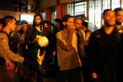 Manifestantes contra a passagem são liberados após assinarem termo circunstanciado. Porto Alegre.