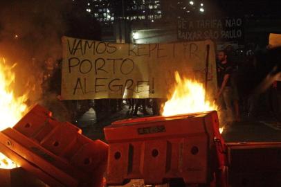 Protesto contra aumento passagem ônibus, trens e metrô em São Paulo.Protesto Se a tarifa aumentar São Paulo vai parar contra o aumento das passagens de ônibus, trens e metrô, em frente ao Teatro Municipal de São Paulo, no centro de São Paulo (SP), na tarde desta quinta-feira (6). A manifestação é organizada pelo Movimento Passe Livre.Editoria: GERLocal: SÃO PAULOIndexador: GABRIELA BILÓ/FUTURA PRESS