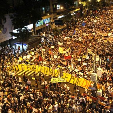 Movimento reúne manifestantes contra tarifas no RioRJ - TARIFAS/PROTESTO/RJ  - GERAL - Manifestantes protestam contra o aumento do preço das passagens de ônibus no centro da cidade do Rio de Janeiro, nesta segunda-feira.    17/06/2013 - Foto: ALEXANDRO AULER/ESTADÃO CONTEÚDOEditoria: GERALLocal: RIO DE JANEIROIndexador: ALEXANDRO AULERFotógrafo: ESTADÃO CONTEÚDO