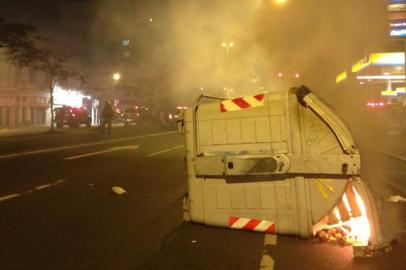 contêiner - lixo - protesto - porto alegre - rdgol