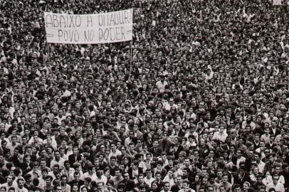 #PÁGINA:08Imagem retratada por Evandro Teixeira em 26 de junho de 1968 durante a Passeata dos 100 Mil, na Cinelândia, no RJ. Evandro Teixeira está lançando um livro sobre os destinos de cem pessoas que participaram do movimento contra a ditadura que marcou a época. Temos com outro crédito Fonte: Divulgação Fotógrafo: Evandro Teixeira