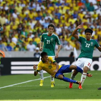  

FORTALEZA, RS, BRASIL, 19-06-2013. Jogo entre Seleção Brasileira de Futebol e Seleção do México, válido pela Copa das Confederações 2013, realizada no Estádio Castelão em Fortaleza (Foto: Lauro Alves/Agência RBS, ESPORTE) -  Oscar (e) e Neymar