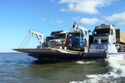 Dragagem do Canal do Porto de Rio Grande fez aumentar preços da balsa de transporte de veículos. Lancha permanece o mesmo preço