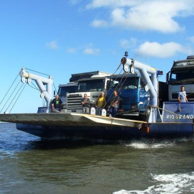 Dragagem do Canal do Porto de Rio Grande fez aumentar preços da balsa de transporte de veículos. Lancha permanece o mesmo preço