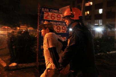 PORTO ALEGRE, RS, BRASIL, 20-06-2013: Manifestantes protestam nas ruas de Porto Alegre. A mobilização acontece três dias após o grande protesto de segunda-feira, quando multidões marcharam por 11 capitais, incluindo São Paulo, Rio, Brasília e Porto Alegre. O ato acontece simultâneamente em diversas capitais e cidades em todo o país. (Foto: Anderson Fetter/Agência RBS, GERAL)