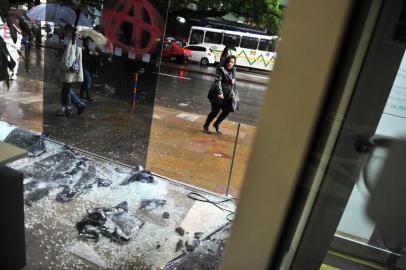  

PORTO ALEGRE, RS, BRASIL, 21-06-2013, 8h: Rescaldo dos locais e estabelecimentos que sofreram depredações e vandalismos de manifestantes do protesto de quinta feira em Porto Alegre (FOTO FÉLIX ZUCCO/AGÊNCIA RBS, Editoria de Geral).