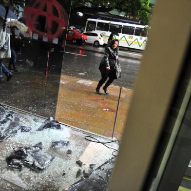  

PORTO ALEGRE, RS, BRASIL, 21-06-2013, 8h: Rescaldo dos locais e estabelecimentos que sofreram depredações e vandalismos de manifestantes do protesto de quinta feira em Porto Alegre (FOTO FÉLIX ZUCCO/AGÊNCIA RBS, Editoria de Geral).