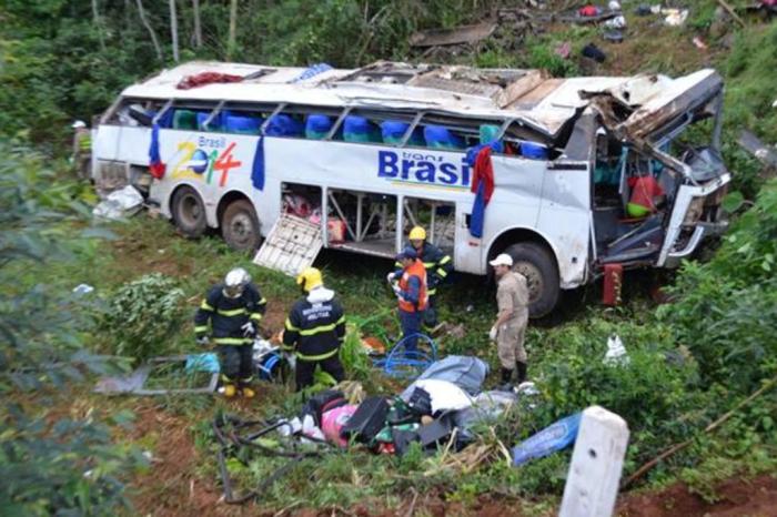 Ônibus de sacoleiros cai em ribanceira e deixa dois mortos e 15